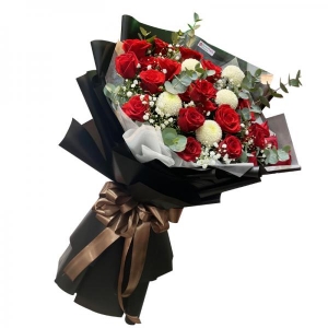 Bó hoa hồng đỏ phối cúc bing bong trắng kèm lá bạc và baby giấy đen nơ nâu 