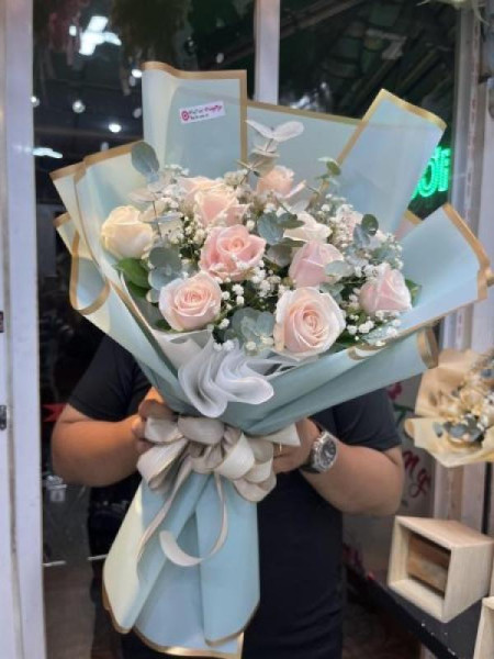 Bó hoa hồng kem 11 hoa mix baby lá bạc phối giấy xanh ngọc