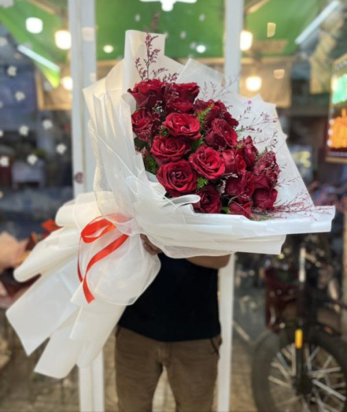 Bó hoa hồng đỏ giấy trắng tặng sinh nhật vợ  1