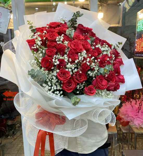 Bó hoa hồng 50 bông đỏ giấy trắng tặng sinh nhật vợ  1