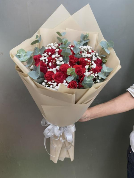 Bó hoa hồng đỏ mix hoa trắng tặng sinh nhật chồng  1