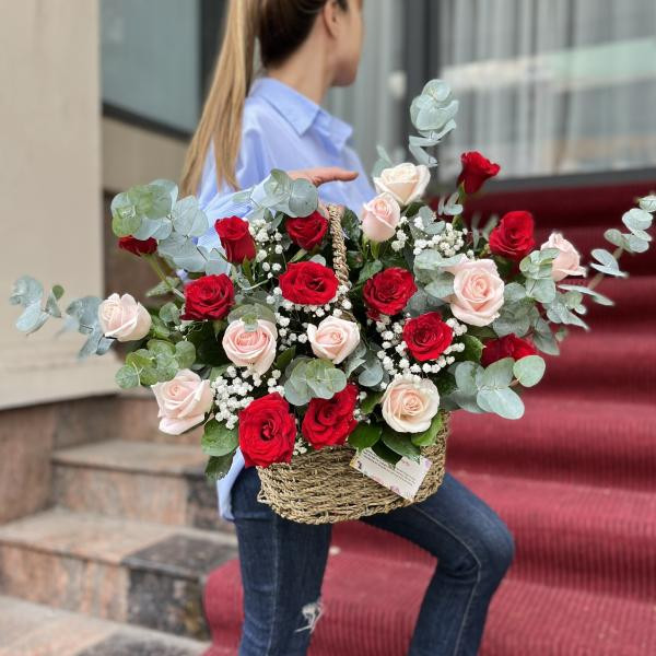 Giỏ hoa hồng mix nhiều màu tặng sinh nhật con gái  2
