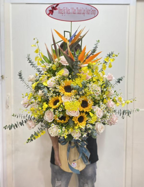 Hộp hoa hướng hương mix hoa hồng kem tặng sinh nhật sếp nam 1