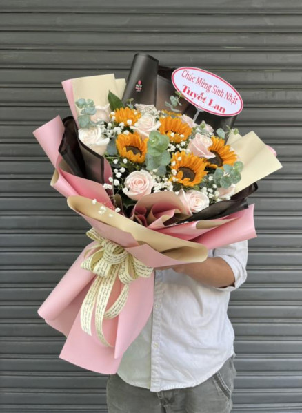 Bó hoa hướng dương mix hoa hồng kem tặng sinh nhật sếp nữ 1