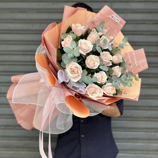 Hoa tặng sinh nhật - Bó hồng kem 18 bông mix lá bạc 1