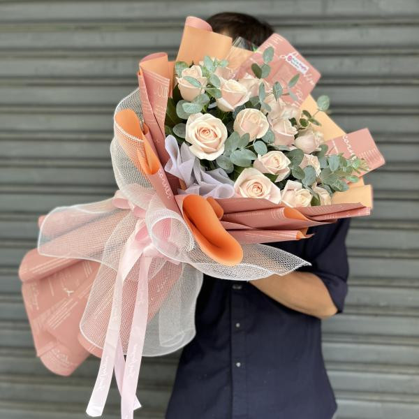 Hoa tặng sinh nhật - Bó hồng kem 18 bông mix lá bạc 3