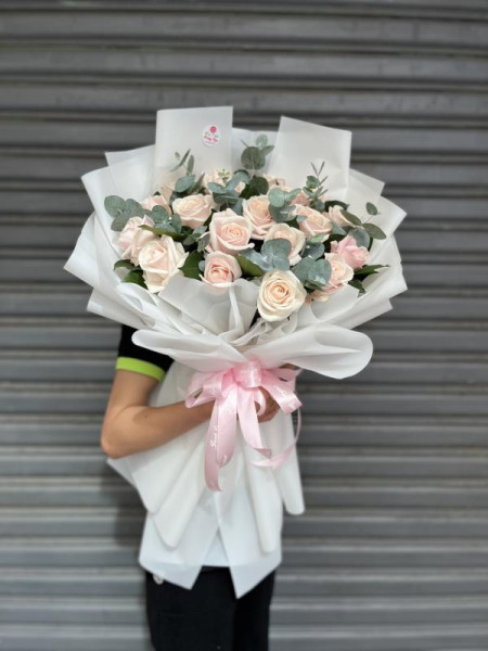 Hoa tặng sinh nhật - hồng kem 19 bông mix lá bạc 3