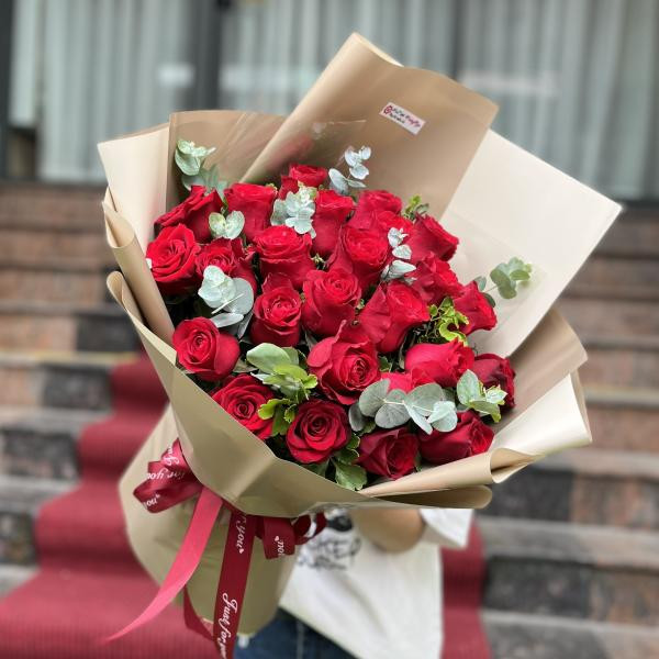 Hoa chúc mừng sinh nhật 25 bông hồng đỏ Mina mix lá bạc 1