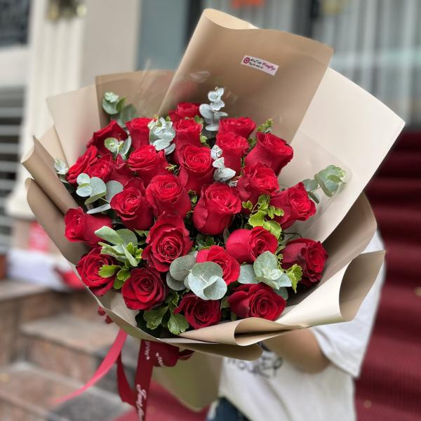 Hoa chúc mừng sinh nhật 25 bông hồng đỏ Mina mix lá bạc 2