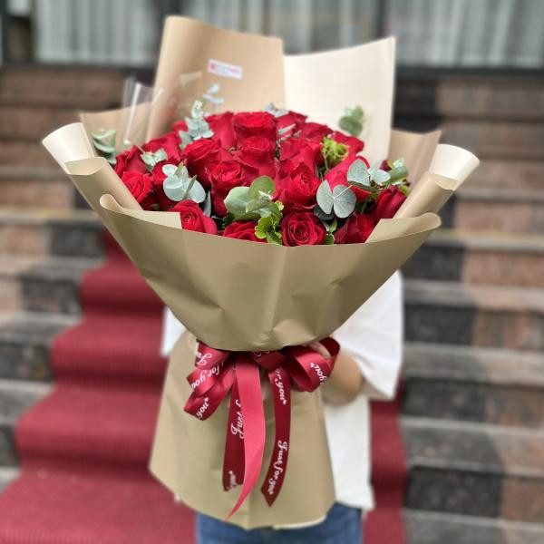 Hoa chúc mừng sinh nhật 25 bông hồng đỏ Mina mix lá bạc 3