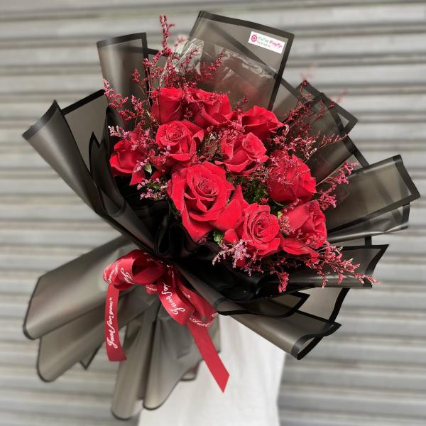 Bó hoa hồng đỏ Ecuado mix sao tím thích hợp tặng sinh nhật người yêu 1