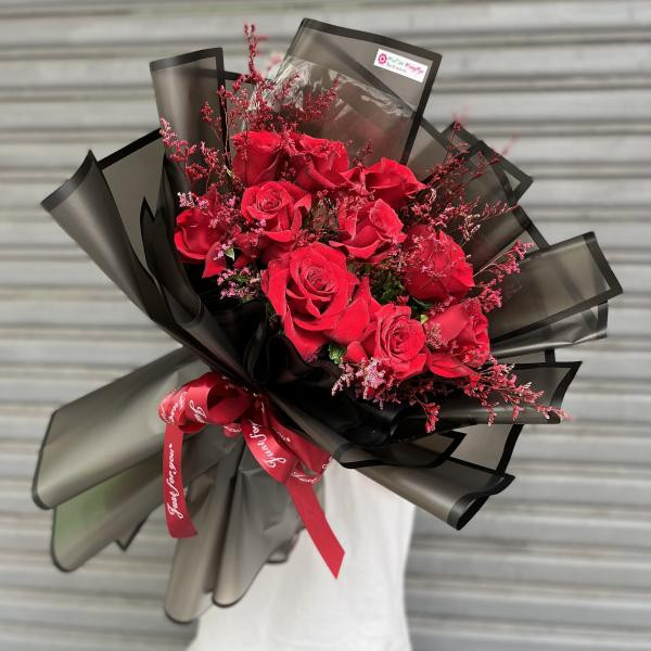 Bó hoa hồng đỏ Ecuado mix sao tím thích hợp tặng sinh nhật người yêu 2