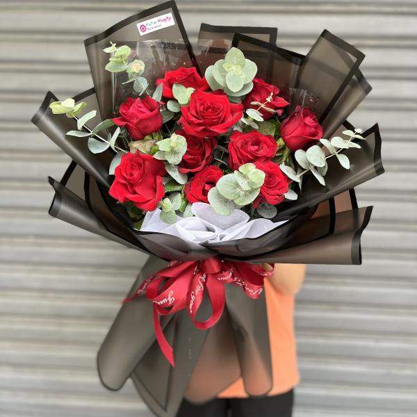 Hoa chúc mừng sinh nhật người yêu - Bó hoa hồng đỏ 10 bông mix lá bạc  1
