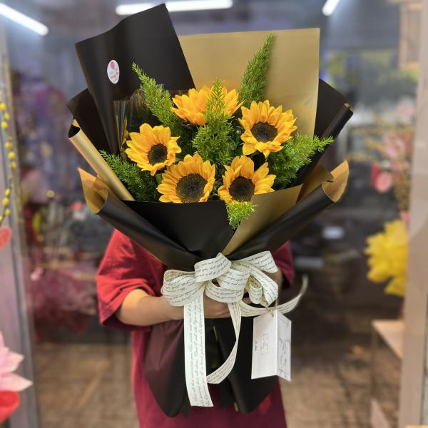 Bó hoa hướng dương 5 bông tặng chúc mừng sự kiện nhân viên 1