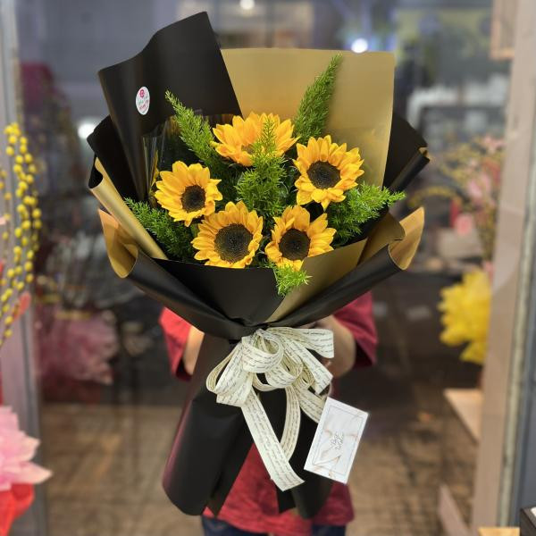 Bó hoa hướng dương 5 bông tặng chúc mừng sự kiện nhân viên 2