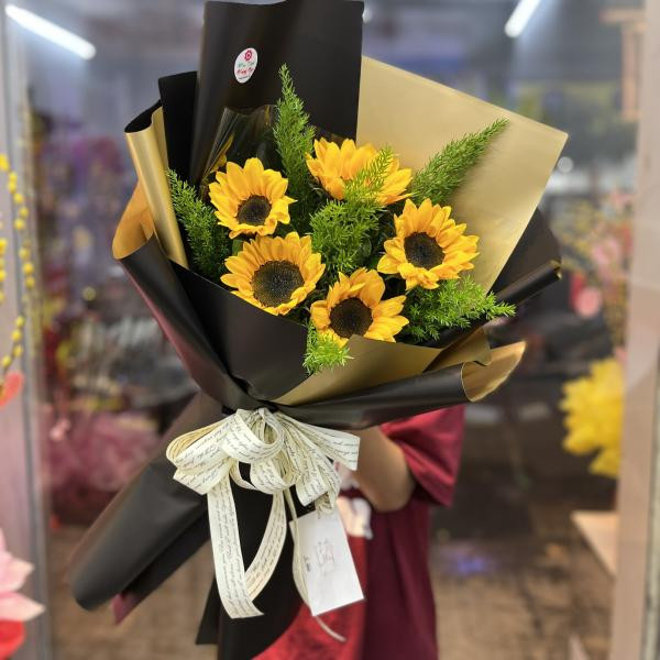 Bó hoa hướng dương 5 bông tặng chúc mừng sự kiện nhân viên 3
