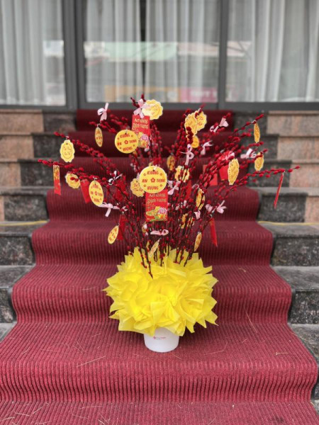 Bình hoa nụ tầm xuân 40 cành cắm kiểu phong pháo  1