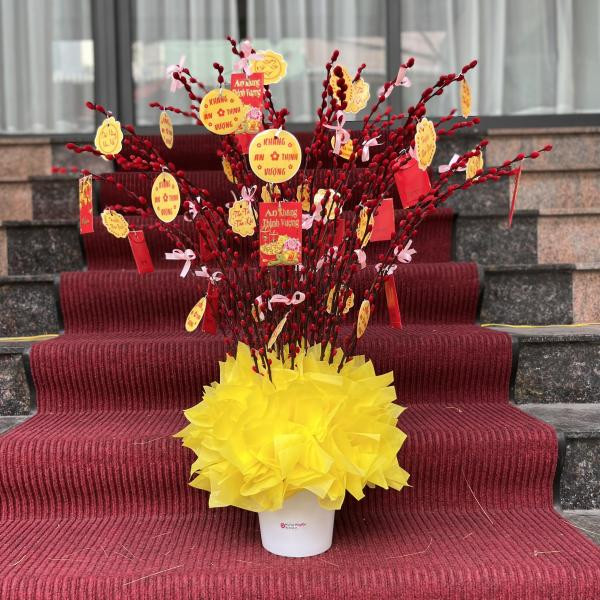 Bình hoa nụ tầm xuân 40 cành cắm kiểu phong pháo  2