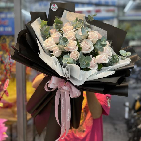 Bó hoa hồng kem 18 bông mix lá bạc tặng sinh nhật bạn gái 1