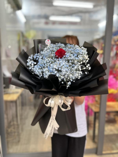 Bó hoa baby xanh, một bông hồng đỏ tặng sinh nhật bạn gái 2