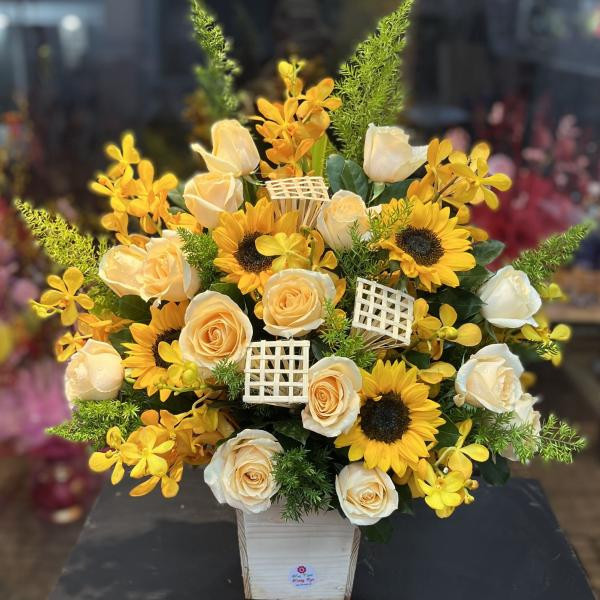 Hộp Hoa Lan moka, hướng dương, hồng trứng gà sang trọng  1