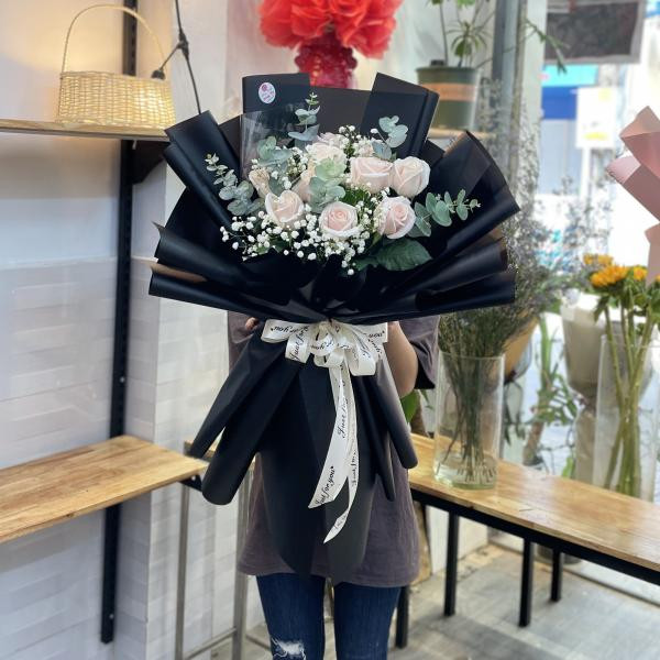 Bó bông hồng kem mix baby giấy gói đen tặng sinh nhật bạn gái 3