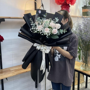 Bó bông hồng kem mix baby giấy gói đen tặng sinh nhật bạn gái