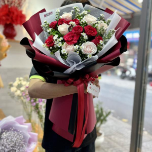 Bó hoa chúc mừng sinh nhật : hồng kem, hồng đỏ mix thạch thảo