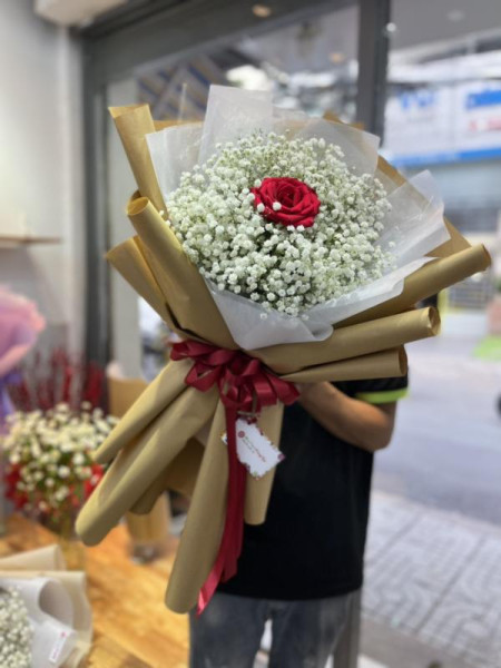 Bó hoa baby trắng 1 bông hồng đỏ giấy gói xi măng tặng Valentine's day 1