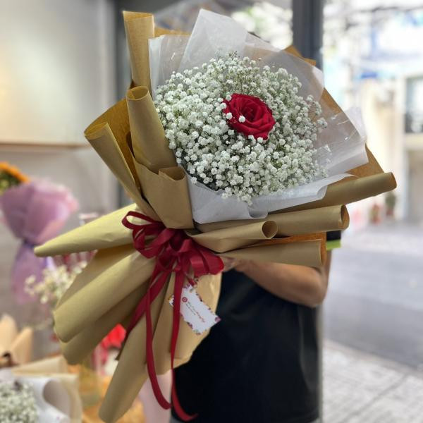 Bó hoa baby trắng 1 bông hồng đỏ giấy gói xi măng tặng Valentine's day 2