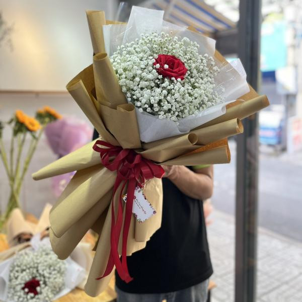 Bó hoa baby trắng 1 bông hồng đỏ giấy gói xi măng tặng Valentine's day 3
