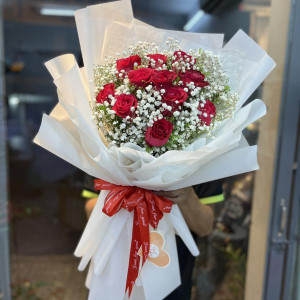 Bó hoa hồng đỏ 10 bông mix baby trắng