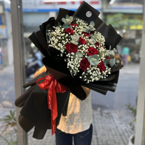 Bó hoa hồng đỏ chúc mừng sinh nhật 12 bông mix baby và lá