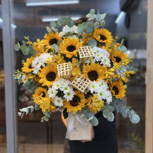 Hộp hoa hướng dương mix lan moka và cúc nhuỵ xanh tặng chúc mừng