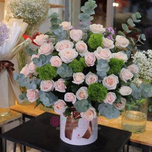 Hộp hoa hồng kem 30 bông mix wicky tặng chúc mừng sang trọng
