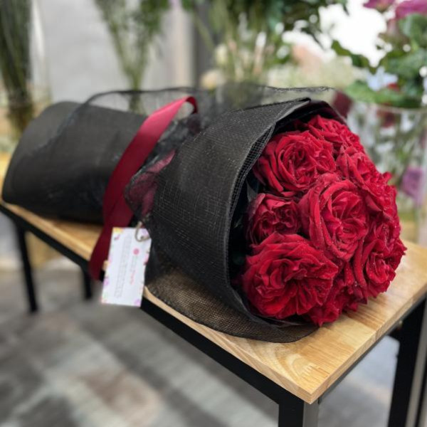 Bó hoa hồng đỏ Ohara 13 bông giấy gói đen sang trọng tặng sinh nhật 2