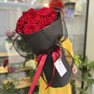 Bó hoa hồng đỏ Ohara 13 bông giấy gói đen sang trọng tặng sinh nhật