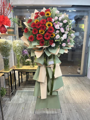 Kệ hoa chúc mừng khai trương : đồng tiền, hướng dương, hồng kem sang trọng