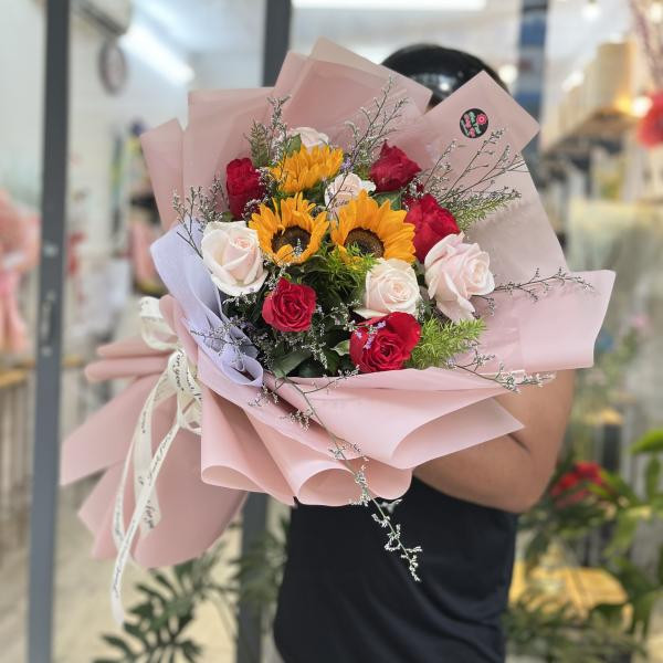 Bó hoa hướng dương 3 bông mix hồng kem, hồng đỏ và sao tím tặng 8/3 ý nghĩa 3