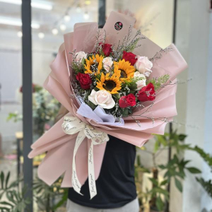Bó hoa hướng dương 3 bông mix hồng kem, hồng đỏ và sao tím tặng 8/3 ý nghĩa