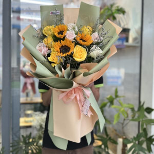 Bó hoa chúc mừng 8/3 hướng dương mix hồng kem và hồng vàng ý nghĩa