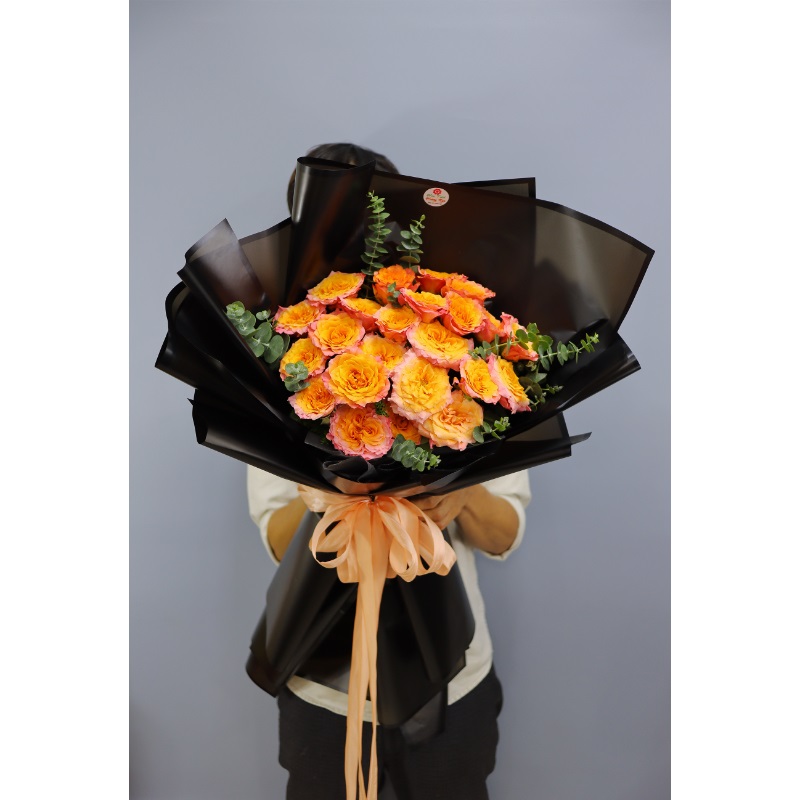 Bó hồng cam spirit mix lá bạc, giấy kính đen bóng