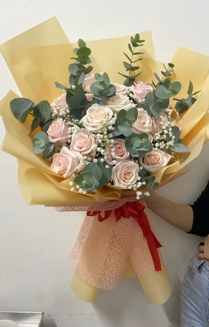 Bó Hoa Hồng Kem Giấy Vàng