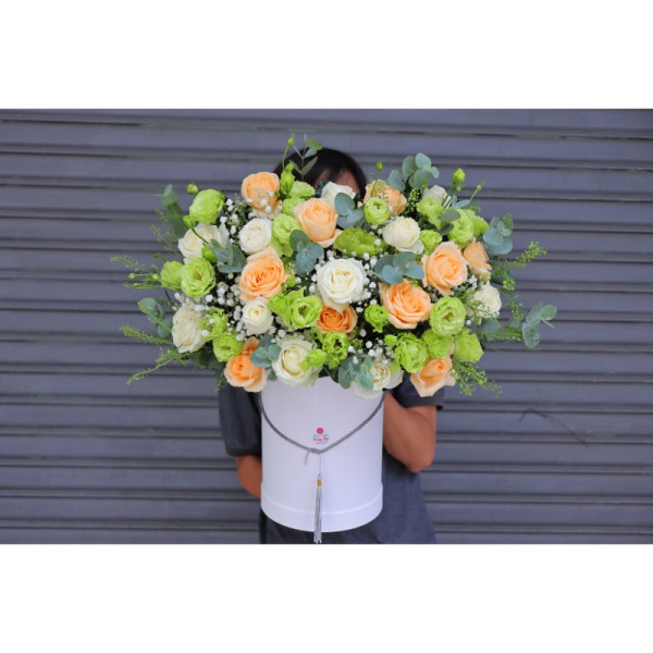 Hộp  hoa hồng trắng, hồng trứng gà, cát tường nhật, baby, lá và phụ liệu