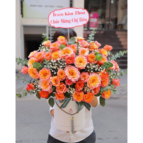 Hộp hoa sinh nhật- Hoa Hồng Cam Spirit Mix Baby Trắng Và Lá