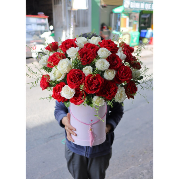 Hộp hoa chúc mừng sinh nhật -hồng ohara, hồng trắng, baby, cỏ đông tiền