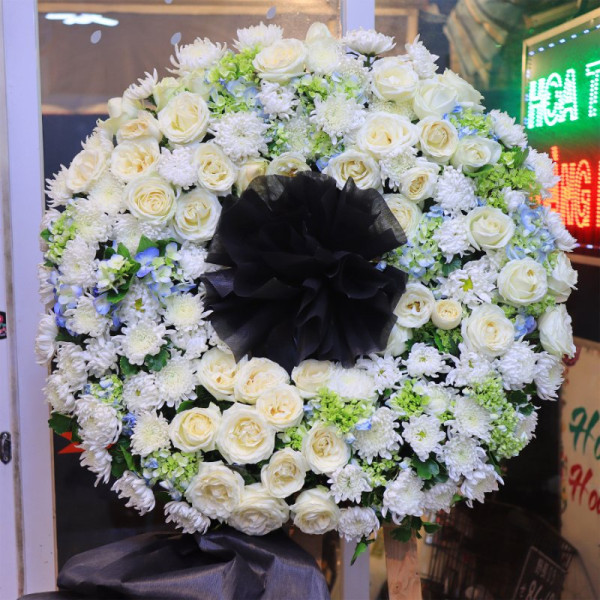 Vòng hoa cúc hồng giấy đen sang trọng thành kính phân ưu