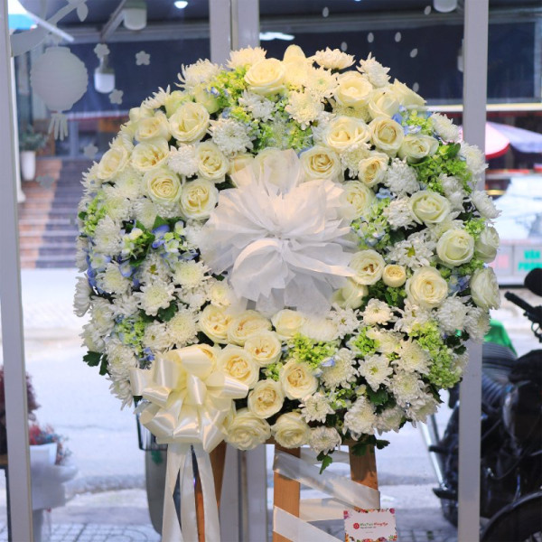 Vòng Hoa Đám Tang Đẹp Sang trọng màu trắng