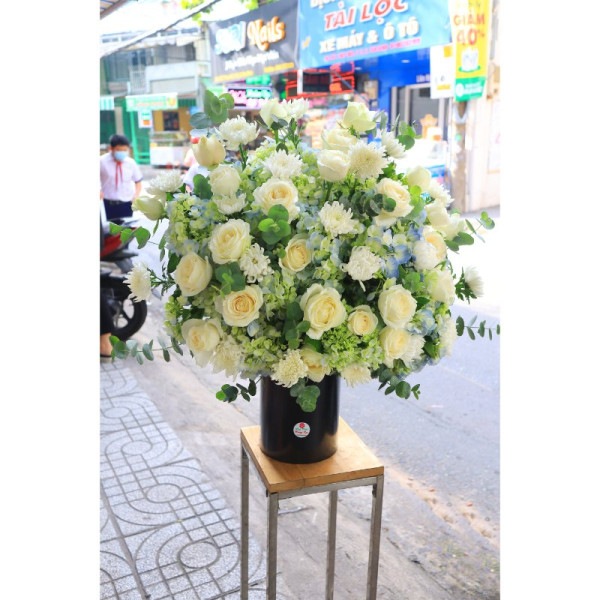 Giỏ Hoa Hồng Trắng Mix Cẩm Tú Cầu đi viếng tang lễ